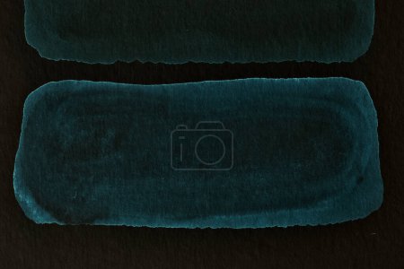 Téléchargez les photos : Fond abstrait noir et bleu. Taches et taches d'encre colorées, impression papier peint. Fond créatif, coups de pinceau chaotiques, motif pour l'impression sur carte - en image libre de droit
