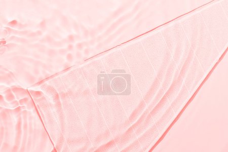 Foto de Fondo abstracto de superficie rosa agua. Ondas y ondulaciones textura de hidratante acuático cosmético con burbujas y vidrio de hielo transparente en el interior - Imagen libre de derechos