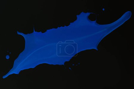 Foto de Fondo abstracto negro y azul. Coloridas manchas de tinta y manchas, papel pintado de impresión. Fondo creativo, pinceladas caóticas, patrón para imprimir en tarjeta - Imagen libre de derechos