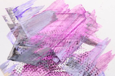 Téléchargez les photos : Fond violet abstrait. Coups de pinceau multicolores et taches de peinture sur papier blanc, fond contrasté brillant - en image libre de droit