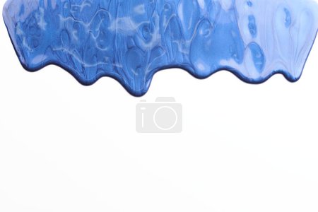 Foto de Mancha de pintura acrílica, pincelada caótica, mancha que fluye sobre fondo de papel blanco. Fondo de color azul creativo, ar fluido - Imagen libre de derechos