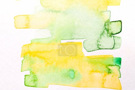 Foto de Fondo amarillo verde abstracto. Pinceladas multicolores y manchas de pintura sobre papel blanco, fondo contrastante brillante - Imagen libre de derechos