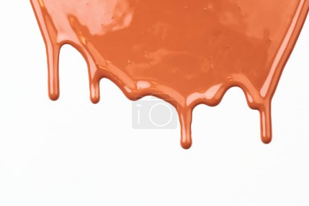 Foto de Mancha de pintura acrílica, pincelada caótica, mancha que fluye sobre fondo de papel blanco. Fondo de color marrón creativo, ar fluido - Imagen libre de derechos