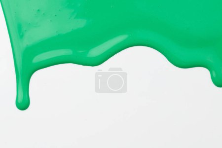 Téléchargez les photos : Tache de peinture acrylique, coup de pinceau chaotique, tache coulant sur fond de papier blanc. Fond de couleur vert créatif, fluide ar - en image libre de droit