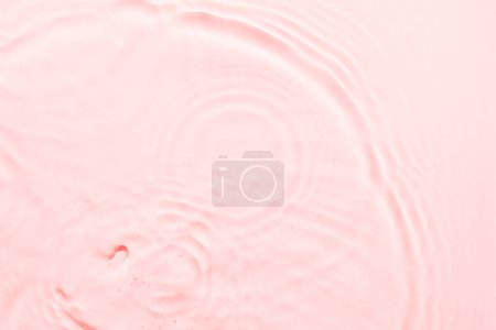 Foto de Fondo abstracto de superficie rosa agua. Ondas y ondas textura de la crema hidratante cosmética aqua con burbuja - Imagen libre de derechos