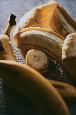Téléchargez les photos : Gros plan de bananes sur fond gris texturé - en image libre de droit
