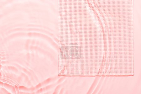 Téléchargez les photos : Eau rose surface fond abstrait. Ondes et ondulations texture d'hydratant cosmétique aqua avec bulles et verre de glace transparent intérieur - en image libre de droit
