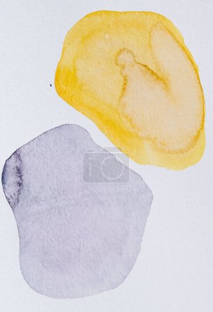 Téléchargez les photos : Abstrait translucide jaune gris aquarelle texture fond. Motif créatif pour carte d'invitation à l'impression, carte postale. Affiche de dessin, papier peint coloré - en image libre de droit