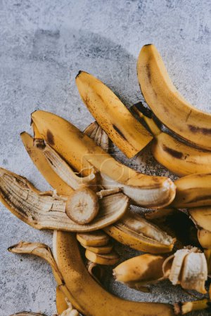 Foto de Primer plano de plátanos sobre fondo texturizado gris - Imagen libre de derechos
