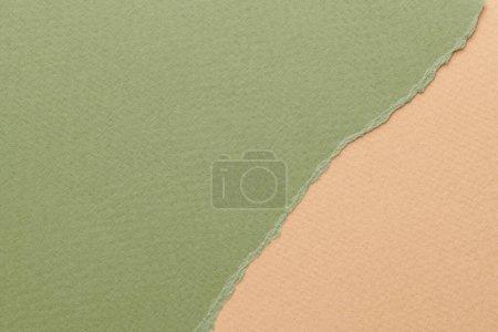 Foto de Collage de arte de piezas de papel rasgado con bordes rotos. Colección de notas adhesivas de color beige verde, fragmentos de páginas de cuadernos. Fondo abstracto - Imagen libre de derechos