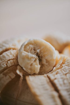 Foto de Primer plano de plátano pelado en rodajas sobre fondo de mesa de madera - Imagen libre de derechos