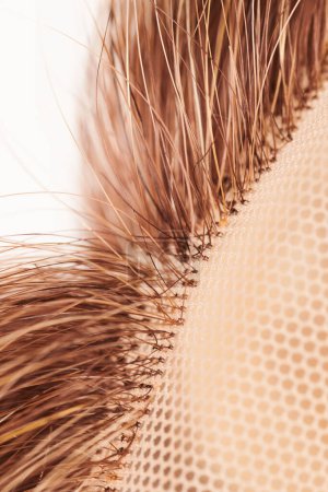 Foto de Peluca rubia de aspecto natural detalles de cerca, cabello natural, sistema de extensión - Imagen libre de derechos