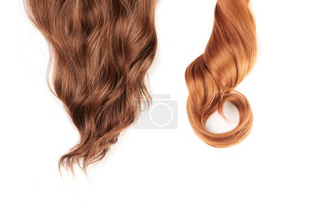 Téléchargez les photos : Cheveux brillants à l'aspect naturel, bouquet de différentes couleurs boucles et perruques isolées sur fond blanc - en image libre de droit