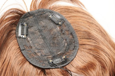 Foto de Peluca marrón de aspecto natural detalles de cerca, cabello natural, sistema de extensión - Imagen libre de derechos