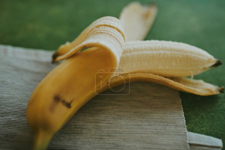 Téléchargez les photos : Gros plan des bananes sur fond vert - en image libre de droit