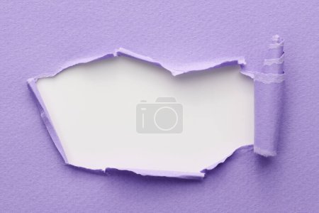 Foto de Marco de papel rasgado con bordes rotos. Ventana para texto con espacio de copia de color blanco lila, fragmentos de páginas de cuaderno. Fondo abstracto - Imagen libre de derechos