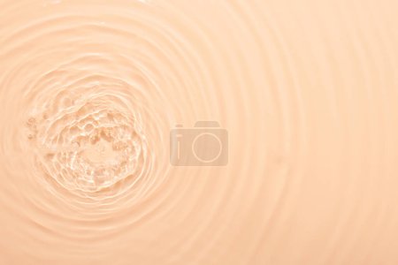 Foto de Agua beige superficie fondo abstracto. Ondas y ondas textura de la crema hidratante cosmética aqua con burbuja - Imagen libre de derechos
