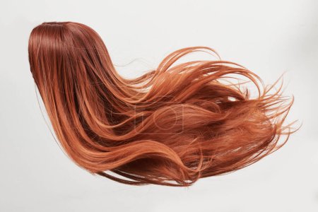 Téléchargez les photos : Cheveux naturels brillants, boucles rouges isolées sur fond blanc avec espace de copie - en image libre de droit