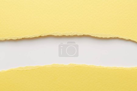 Téléchargez les photos : Collage d'art de morceaux de papier déchiré aux bords déchirés. Collection de notes collantes de couleurs blanches jaunes, des lambeaux de pages de cahier. Backgroun abstrait - en image libre de droit