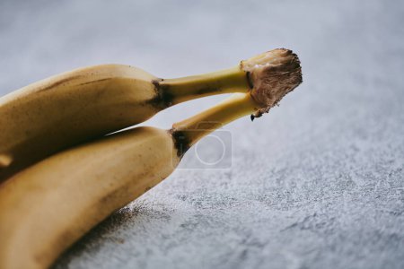 Téléchargez les photos : Gros plan de bananes sur fond gris texturé - en image libre de droit