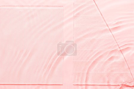 Téléchargez les photos : Eau rose surface fond abstrait. Ondes et ondulations texture d'hydratant cosmétique aqua avec bulles et verre de glace transparent intérieur - en image libre de droit