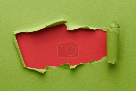 Foto de Marco de papel rasgado con bordes rotos. Ventana para texto con espacio de copia de colores verdes rojos, fragmentos de páginas del cuaderno. Fondo abstracto - Imagen libre de derechos
