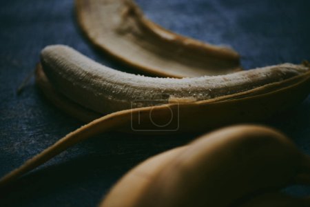 Foto de Primer plano de los plátanos sobre fondo azul texturizado - Imagen libre de derechos