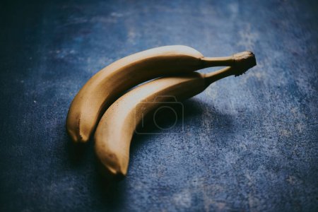 Foto de Primer plano de los plátanos sobre fondo azul texturizado - Imagen libre de derechos