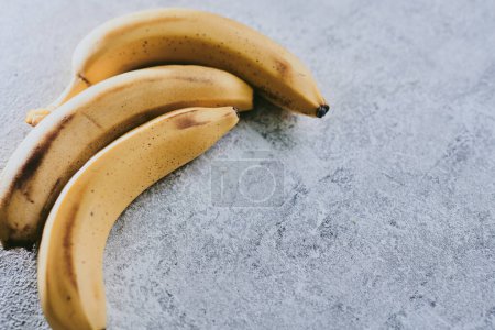 Foto de Primer plano de plátanos sobre fondo texturizado gris - Imagen libre de derechos