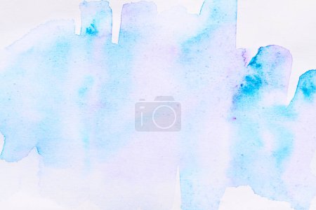 Téléchargez les photos : Fond abstrait, taches et taches de peinture aquarelle sur papier blanc, encre bleue - en image libre de droit
