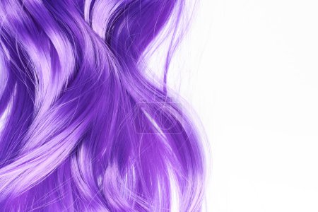 Foto de Pelo brillante de aspecto natural púrpura lila color brillante, peluca cosplay sobre un fondo blanco - Imagen libre de derechos