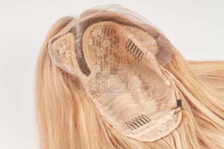 Téléchargez les photos : Perruque blonde naturelle détails en gros plan, cheveux naturels, système d'extension - en image libre de droit