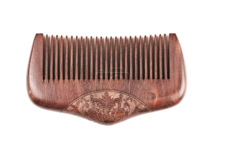 Téléchargez les photos : Peigne en bois brun isolé sur fond blanc, brosse à cheveux écologique - en image libre de droit