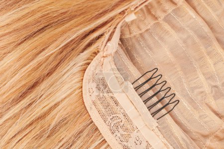 Téléchargez les photos : Perruque blonde naturelle détails en gros plan, cheveux naturels, système d'extension - en image libre de droit
