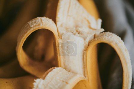 Foto de Primer plano de plátanos pelados sobre un fondo oscuro - Imagen libre de derechos