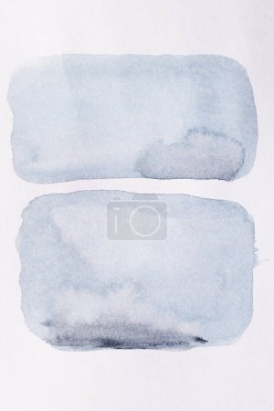 Foto de Fondo abstracto, manchas de pintura acuarela y manchas en papel blanco, tinta azul - Imagen libre de derechos