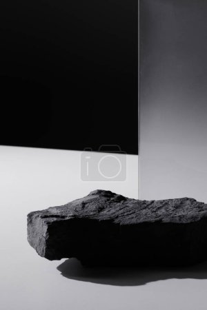 Téléchargez les photos : Piédestal plat en pierre et verre rectangulaire, gabarit noir et blanc, fond de bannière. Concept de minimalisme, produit d'affichage podium vide, scène de présentation - en image libre de droit