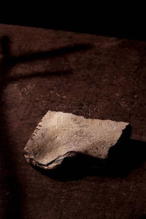 Foto de Fondo de pedestal de piedra marrón, banner de plantilla. Concepto minimalista, exhibición de podio vacía, producto natural, escena de presentación - Imagen libre de derechos