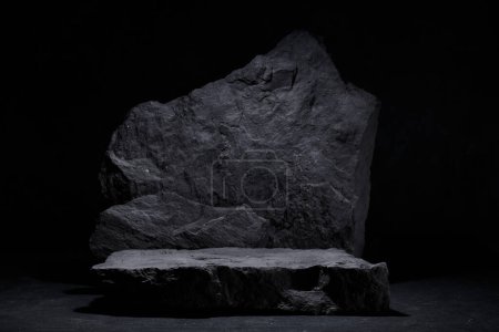 Téléchargez les photos : Piédestal plat en pierre, gabarit noir et blanc, fond de bannière. Concept de minimalisme, produit d'affichage podium vide, scène de présentation - en image libre de droit