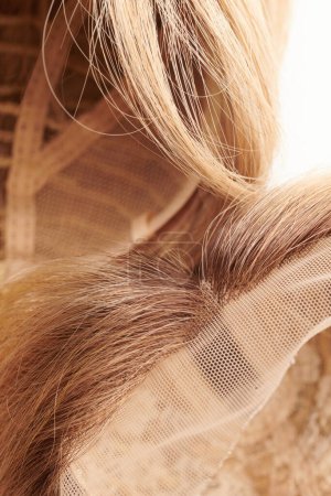 Foto de Peluca rubia de aspecto natural detalles de cerca, cabello natural, sistema de extensión - Imagen libre de derechos