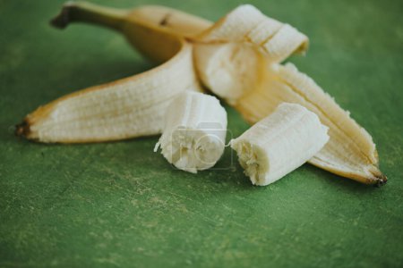 Foto de Primer plano de los plátanos sobre fondo verde - Imagen libre de derechos