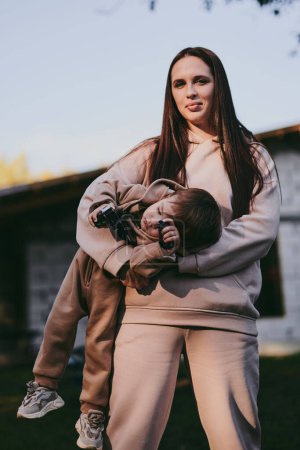 Téléchargez les photos : Portrait de la jeune mère avec son fils. Bonne maternité, femme jouant avec le garçon sur ensoleillé automne da - en image libre de droit