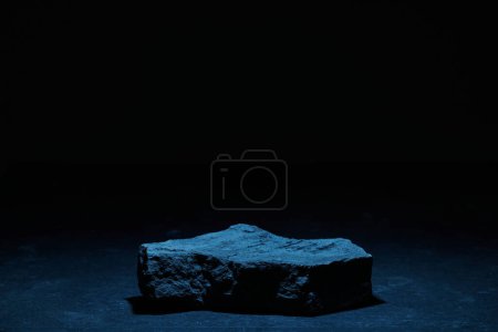 Téléchargez les photos : Piédestal en pierre plate en fond de bannière bleu néon modèle de lumière. Concept de minimalisme, produit d'affichage podium vide, scène de présentation - en image libre de droit