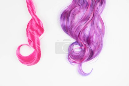 Téléchargez les photos : Naturel cheveux brillants rose couleur vive, perruque cosplay sur un fond blanc - en image libre de droit