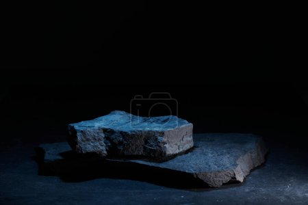 Téléchargez les photos : Piédestal en pierre plate en fond de bannière bleu néon modèle de lumière. Concept de minimalisme, produit d'affichage podium vide, scène de présentation - en image libre de droit
