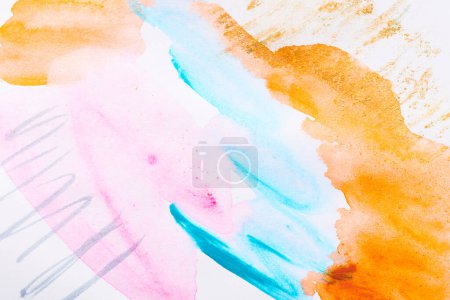 Foto de Fondo abstracto multicolor, manchas de pintura acuarela, líneas y pinceladas sobre papel blanco, tinta contrastante brillante, póster de dibujo - Imagen libre de derechos