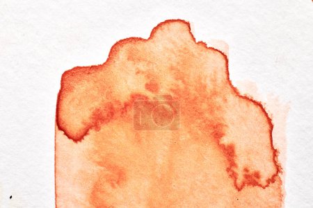 Foto de Fondo abstracto multicolor, manchas de pintura de acuarela y manchas en papel blanco, tinta roja - Imagen libre de derechos