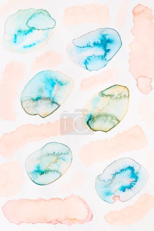 Foto de Fondo abstracto de arte líquido. Multicolor acuarela manchas translúcidas y pinceladas sobre papel blanco, salpicaduras azules - Imagen libre de derechos