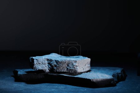 Foto de Pedestal de piedra plana en fondo de banner de plantilla de luz de neón azul. Concepto minimalista, producto de exhibición de podio vacío, escena de presentación - Imagen libre de derechos