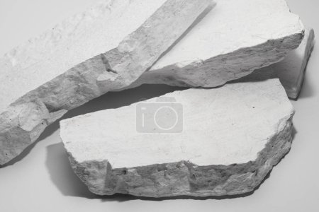 Téléchargez les photos : Piédestal plat en pierre, gabarit blanc, fond de bannière. Concept de minimalisme, produit d'affichage podium vide, scène de présentation - en image libre de droit